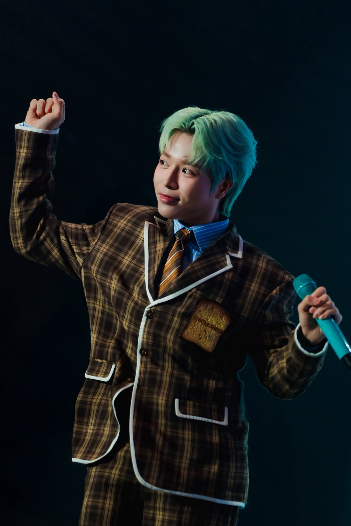 Những lần xuất hiện của Đức Phúc đều được trau chuốt về mặt hình ảnh, đồ hiệu đắt đỏ từ đầu đến chân, đến từ các thương hiệu hàng đầu trên thế giới. Ảnh: FB Đức Phúc