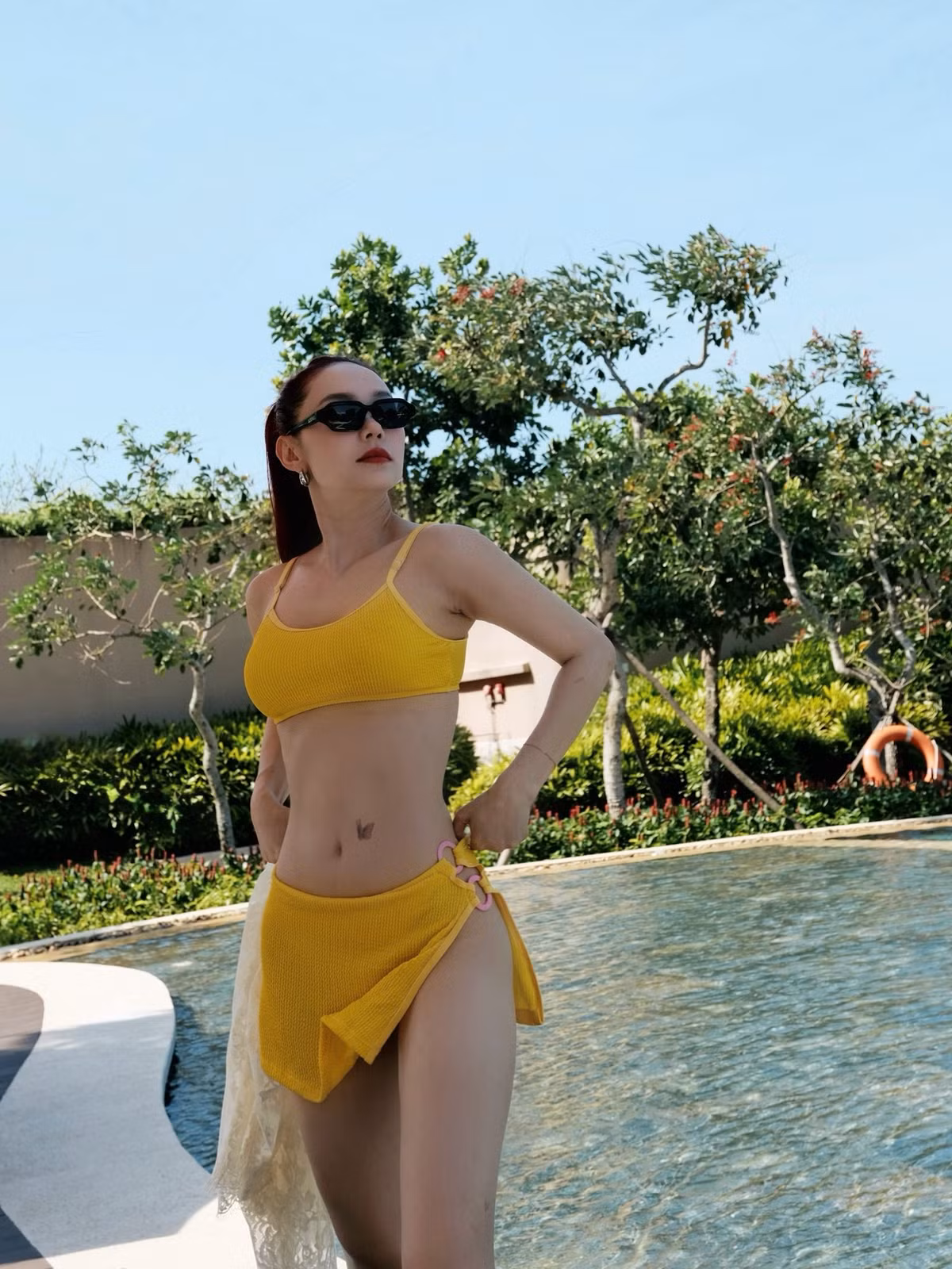 Minh Hằng một lần nữa khiến người hâm mộ đứng ngồi không yên khi đăng tải loạt ảnh diện bikini hai mảnh màu vàng rực rỡ trên trang cá nhân.