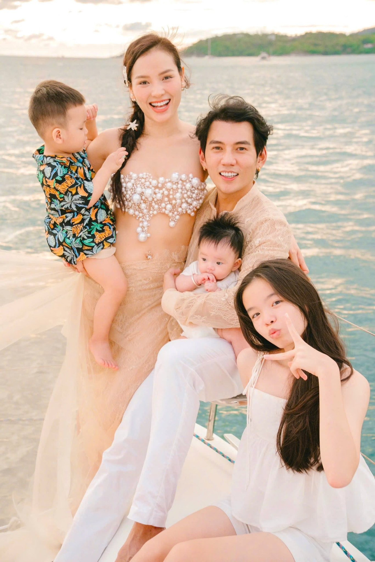 : Gia đình Lý Bình - Phương Trinh Jolie nghỉ dưỡng ở Thái Lan. Ảnh: FB Phương Trinh Jolie