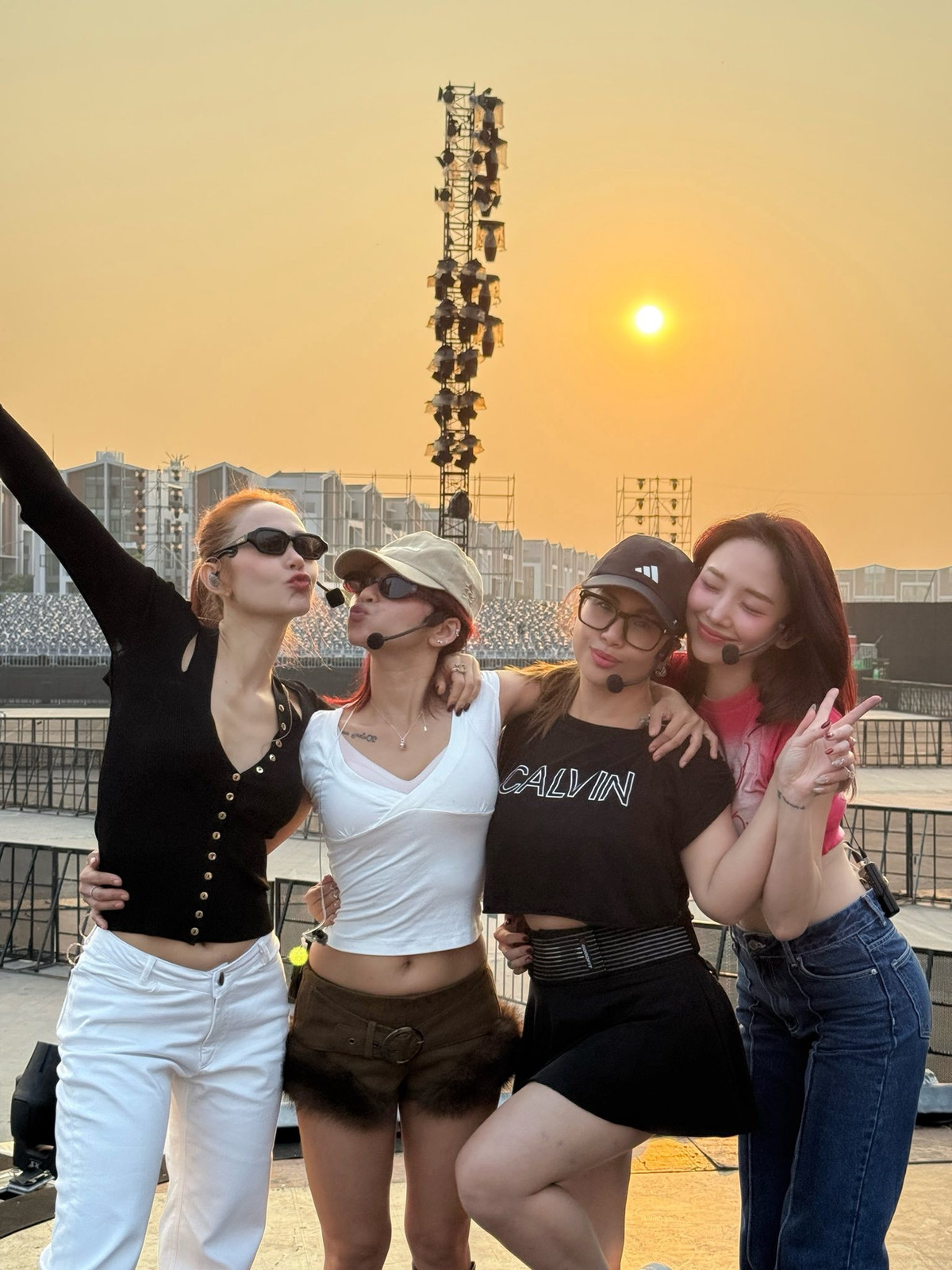 Dàn 'chị đẹp' gồm Minh Hằng, Ngọc Phước, Minh Tuyết và Tóc Tiên tập chương trình ở Hà Nội trong ánh hoàng hôn. Ảnh: FB Minh Hằng