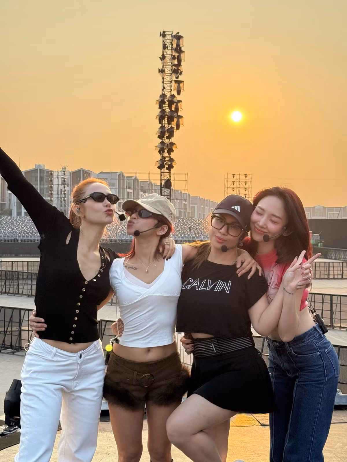 Dàn 'chị đẹp' gồm Minh Hằng, Ngọc Phước, Minh Tuyết và Tóc Tiên tập chương trình ở Hà Nội trong ánh hoàng hôn. Ảnh: FB Minh Hằng