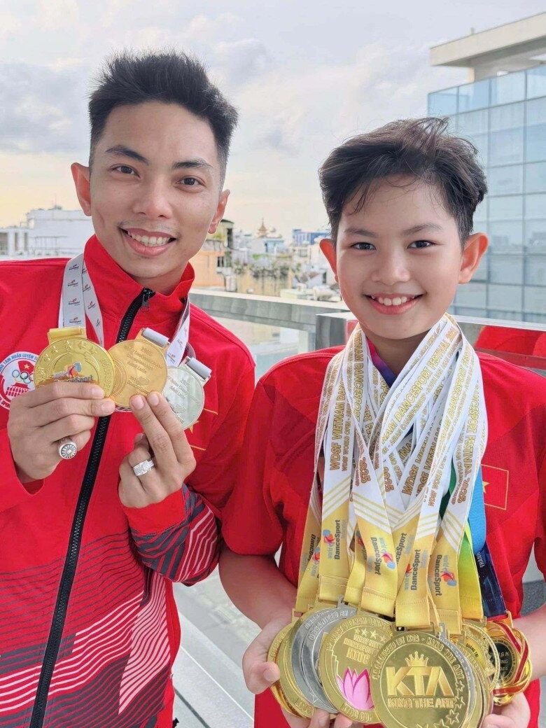 Nếu 10 năm trước, Kubi chỉ là cậu nhóc với gương mặt bầu bĩnh, ánh mắt ngây thơ thì nay đã bước vào lứa tuổi dậy thì 16, cao lớn và ra dáng thiếu niên.