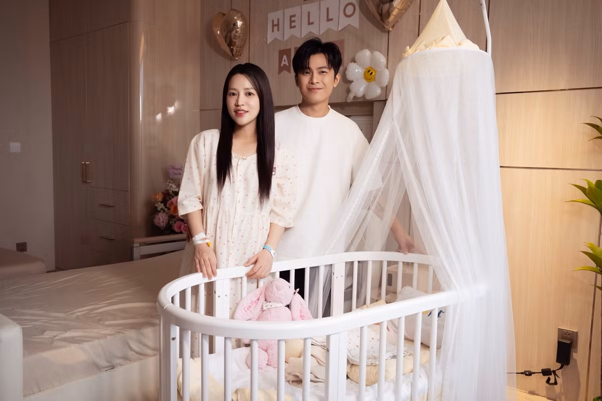 Hạnh phúc sau hai năm kết hôn của Puka và Gin Tuấn Kiệt càng thêm viên mãn khi họ chào đón con đầu lòng vào tháng 5 vừa qua. Sự xuất hiện của em bé là "trái ngọt" tuyệt vời cho chuyện tình yêu đẹp như mơ của cả hai.