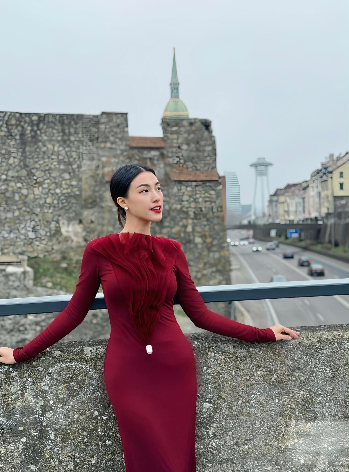 MC Hoàng Oanh đang ở thủ đô Bratislava của Slovakia, một điểm đến mà trước đây cô chưa từng lên kế hoạch ghé thăm. Ảnh: FB Vũ Ngọc Hoàng Oanh