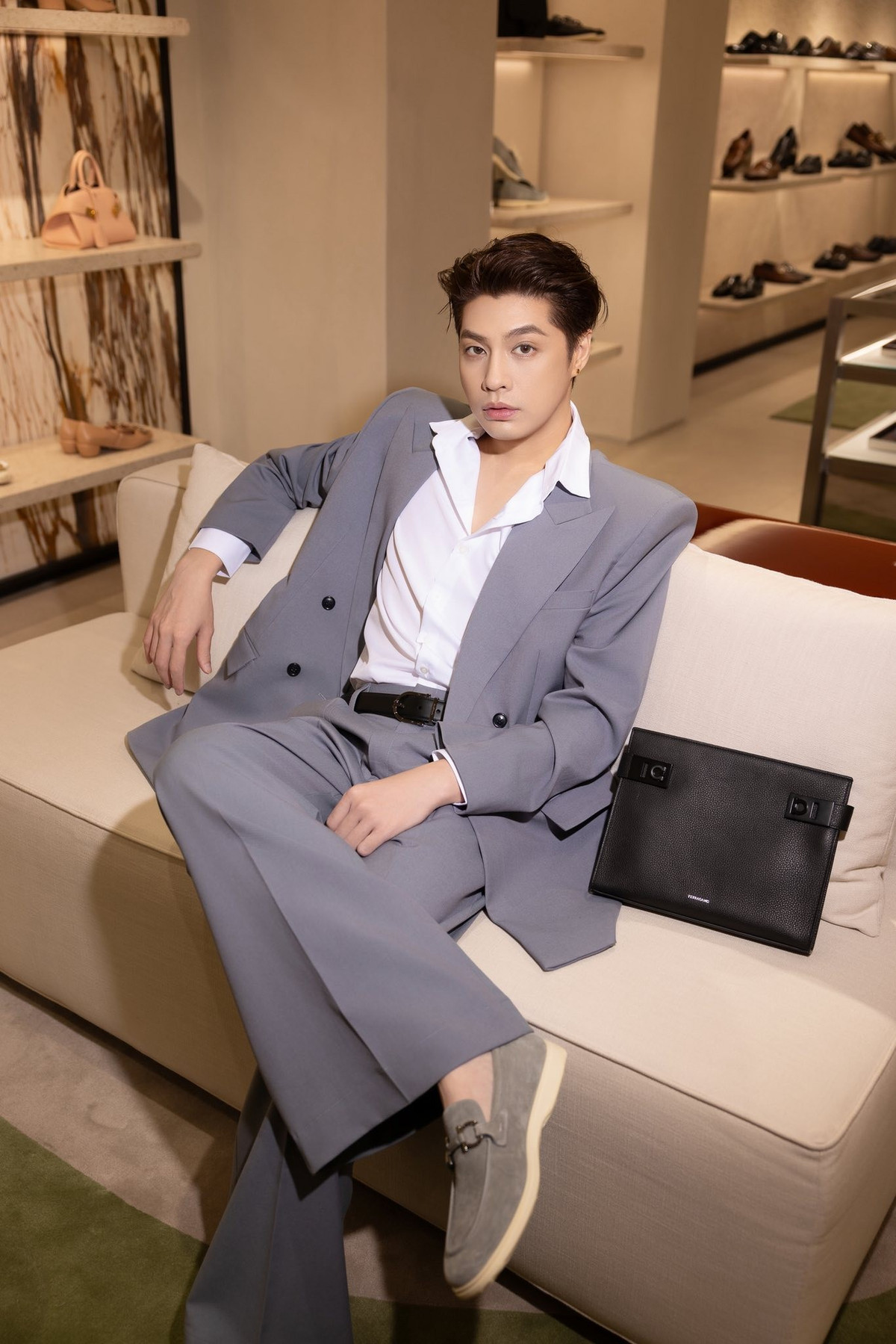 Trải qua hơn một thập kỷ hoạt động nghệ thuật, anh không chỉ khẳng định tên tuổi bằng tài năng âm nhạc mà còn duy trì được hình ảnh chỉn chu, cuốn hút trong mắt công chúng.