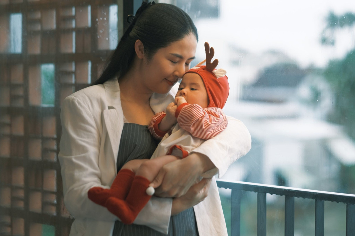 Mới đây, Ngọc Hân đăng tải loạt hình ảnh gia đình trong chuyến du lịch Hội An nhân dịp Giáng sinh, đánh dấu lần đầu tiên con trai 4 tháng tuổi của cô đi chơi xa.