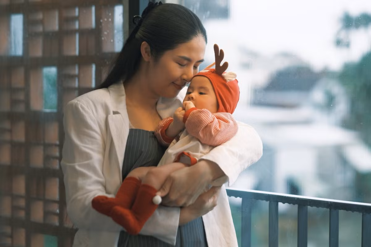 Mới đây, Ngọc Hân đăng tải loạt hình ảnh gia đình trong chuyến du lịch Hội An nhân dịp Giáng sinh, đánh dấu lần đầu tiên con trai 4 tháng tuổi của cô đi chơi xa.