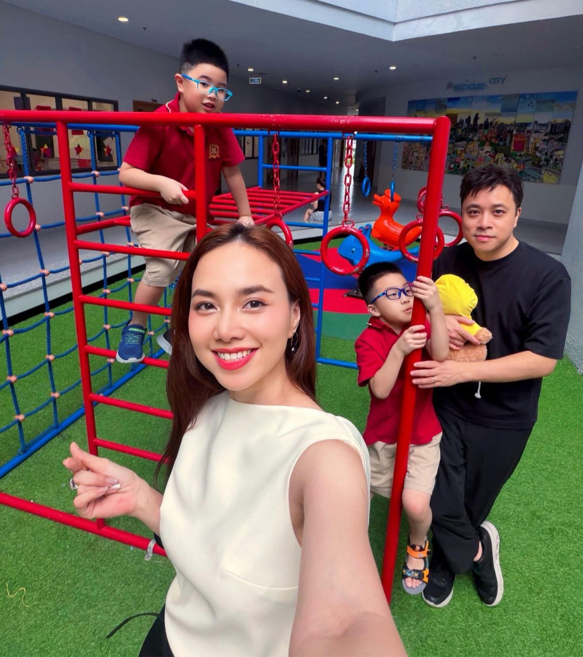 Vợ chồng Đinh Ngọc Diệp - Victor Vũ dành thời gian chơi đùa với hai quý tử. Ảnh: FB Dinh Ngoc Diep