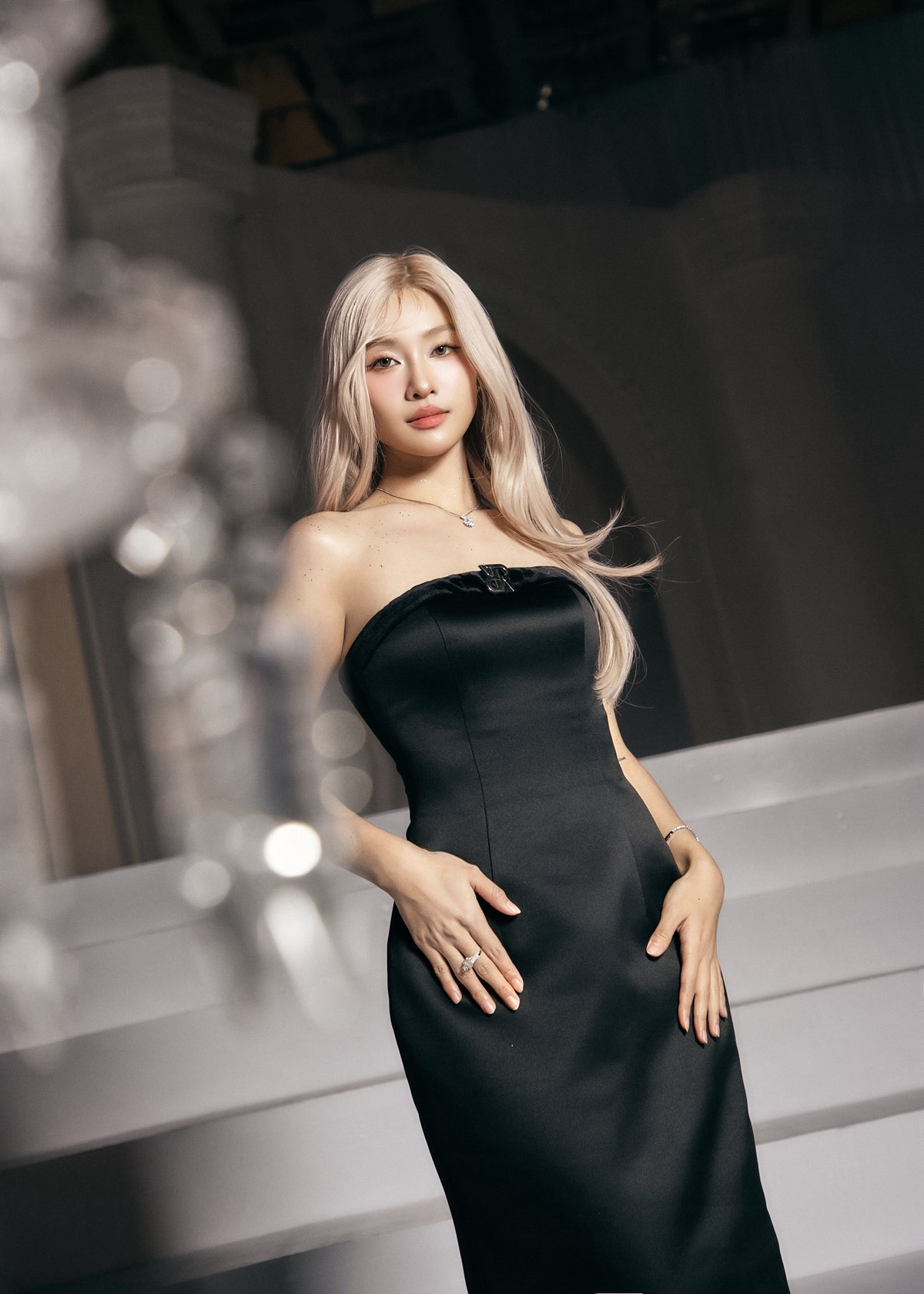 Diễn viên Khả Ngân nổi bật với tóc màu sáng, diện đầm đen cúp ngực gợi cảm. Ảnh: FB Khả Ngân
