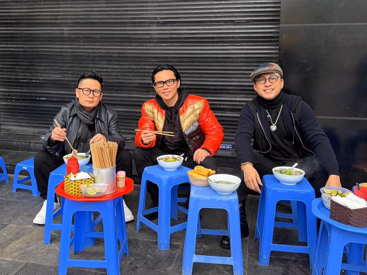 Thành viên nhóm Quả Dưa Hấu hội ngộ, gồm: ca sĩ Bằng Kiều, Tuấn Hưng, Tú Dưa. Ảnh: FB Tuan Hung Nguyen