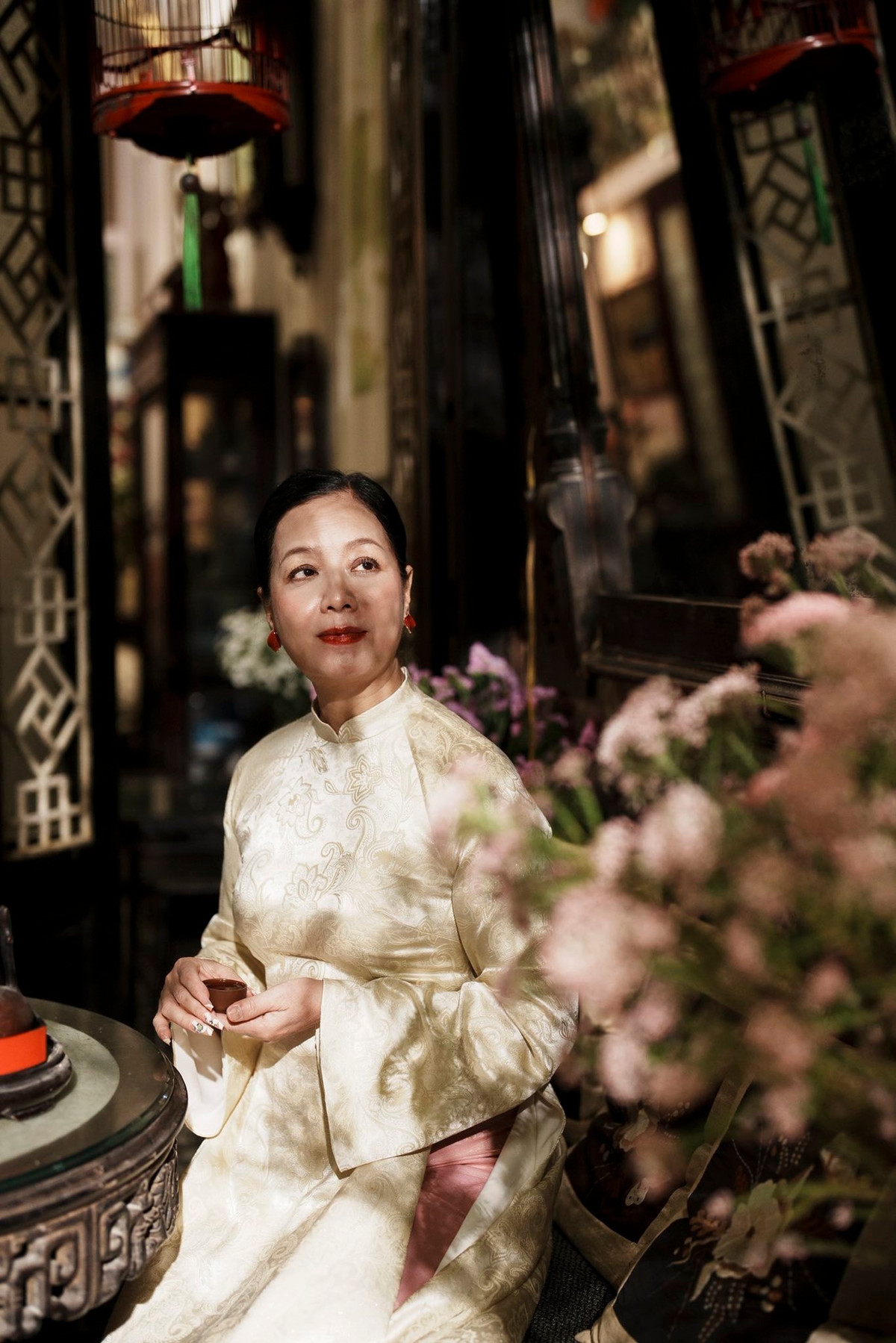 Nghệ sĩ Chiều Xuân diện áo dài thả dáng dưới ánh nắng nhẹ nhàng mùa đông. Ảnh: FB Nguyễn Thị Chiều Xuân