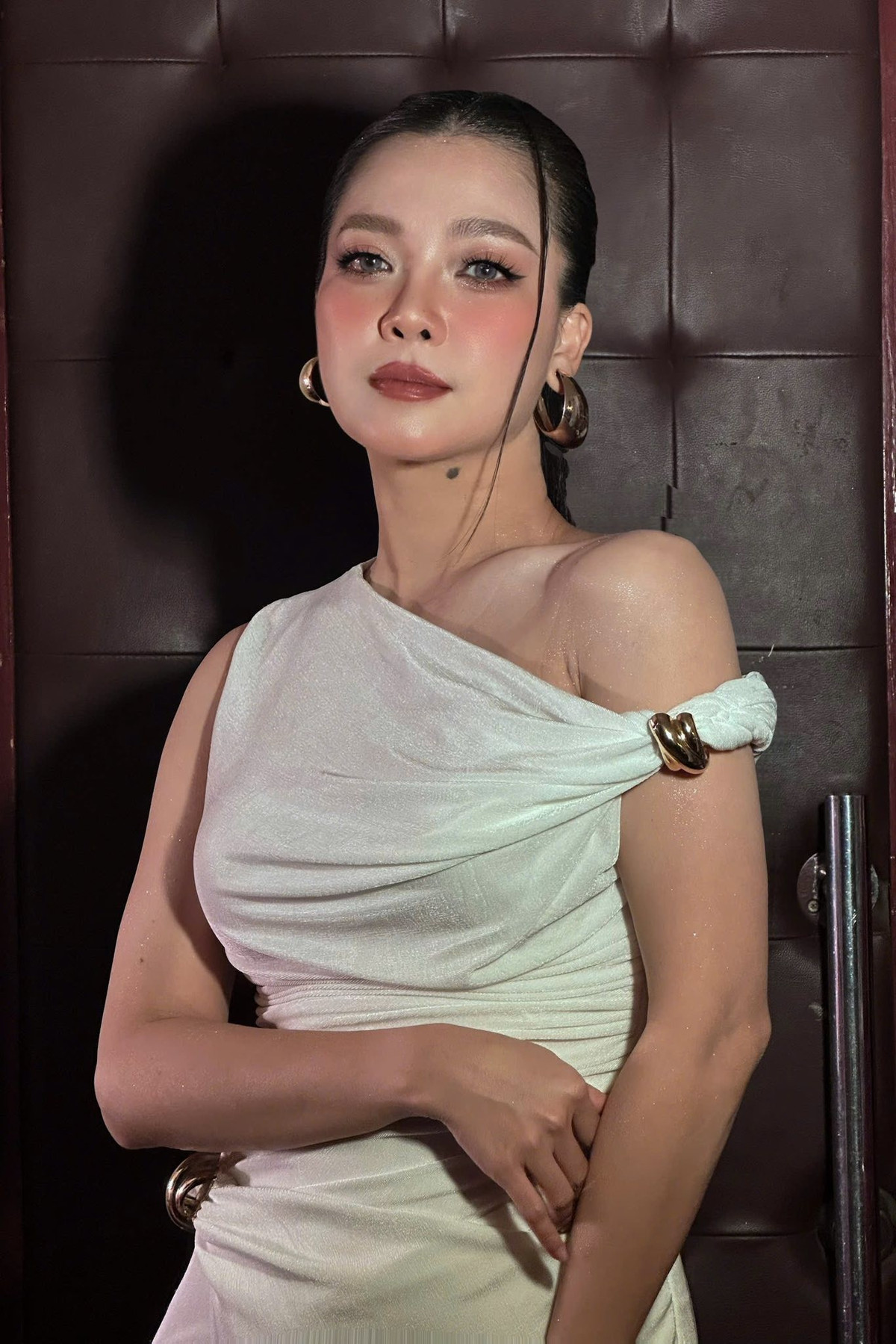 Ca sĩ Thanh Ngọc gợi cảm với đầm lệch vai. Ảnh: FB Thanh Ngoc Le