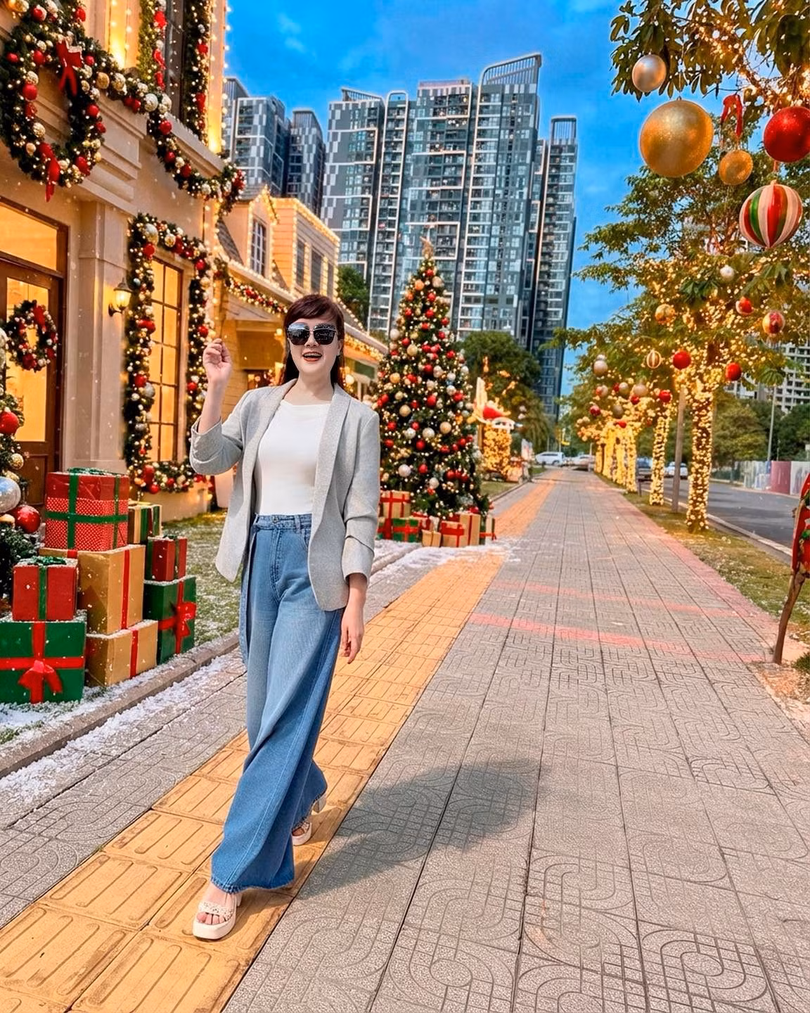 Nghệ sĩ Vân Dung dạo phố đón giáng sinh sớm. Ảnh: FB Vân Dung