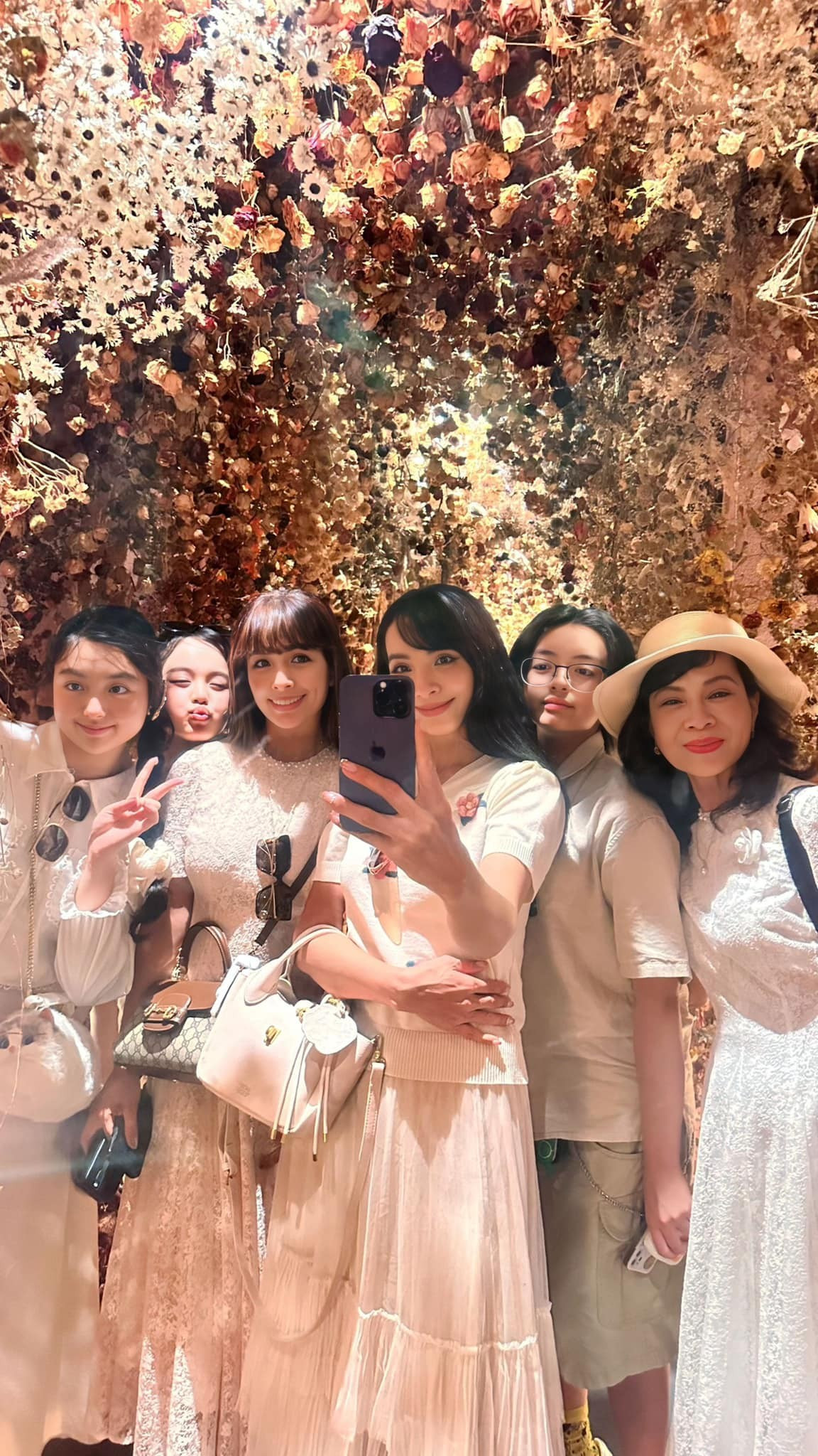 Gia đình Thuý Hằng - Thuý Hạnh du lịch nước ngoài. Ảnh: FB Bui Thuy Hang