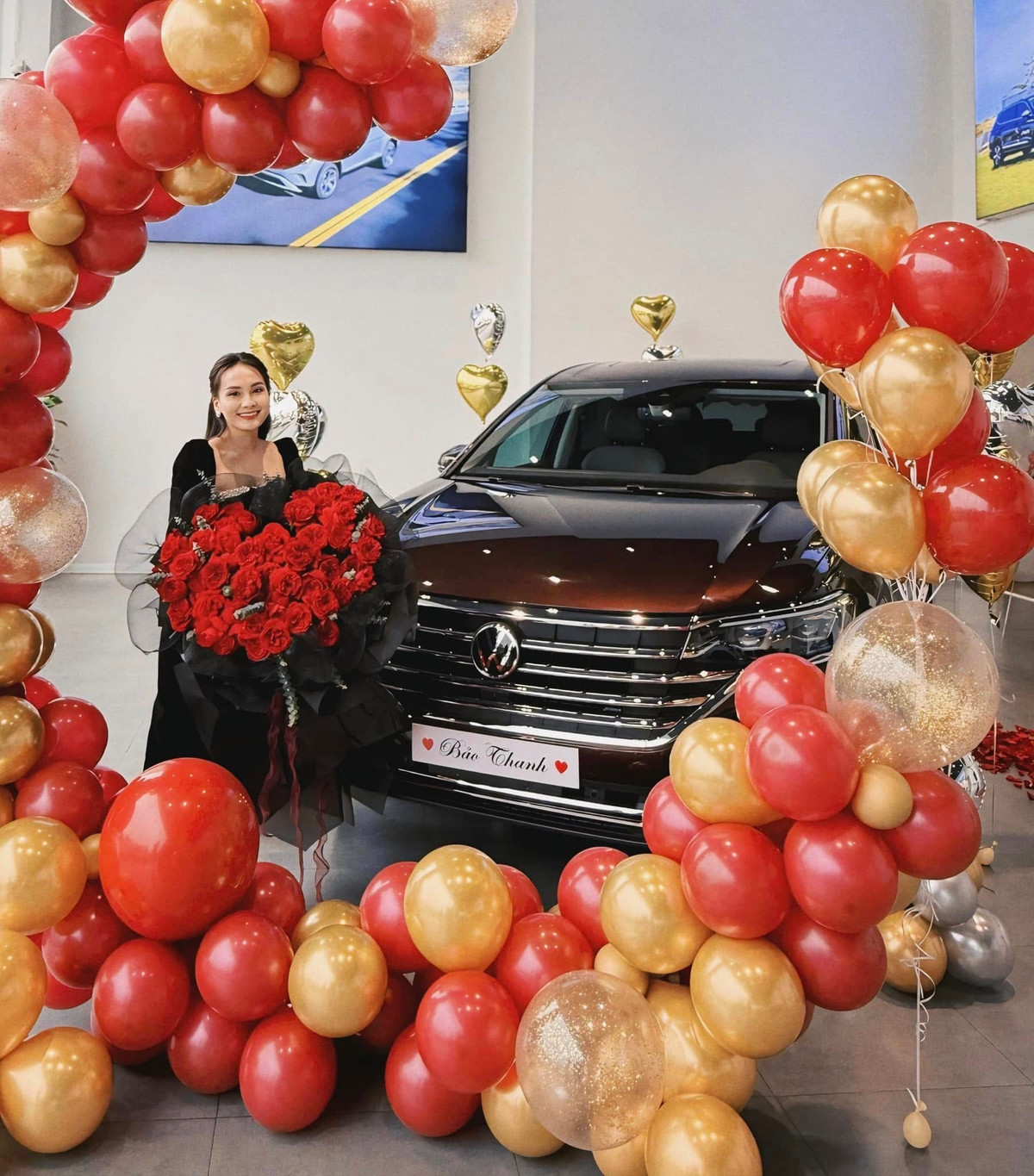 Chia sẻ niềm vui trên trang cá nhân, nữ diễn viên được nhiều bạn bè chúc mừng vì liên tục mua nhà, xe, gia tăng tài sản.