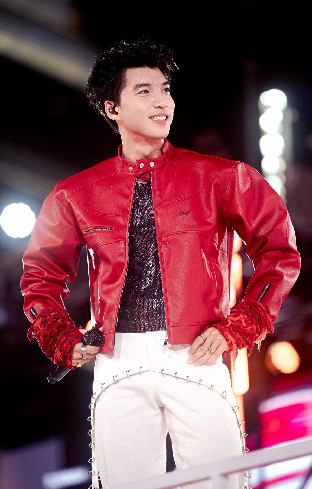 Tin tức sao Việt 3/6: HIEUTHUHAI tích cực chạy show tối đầu tuần dù TP HCM mưa tầm tã. Ảnh: FB HIEUTHUHAI