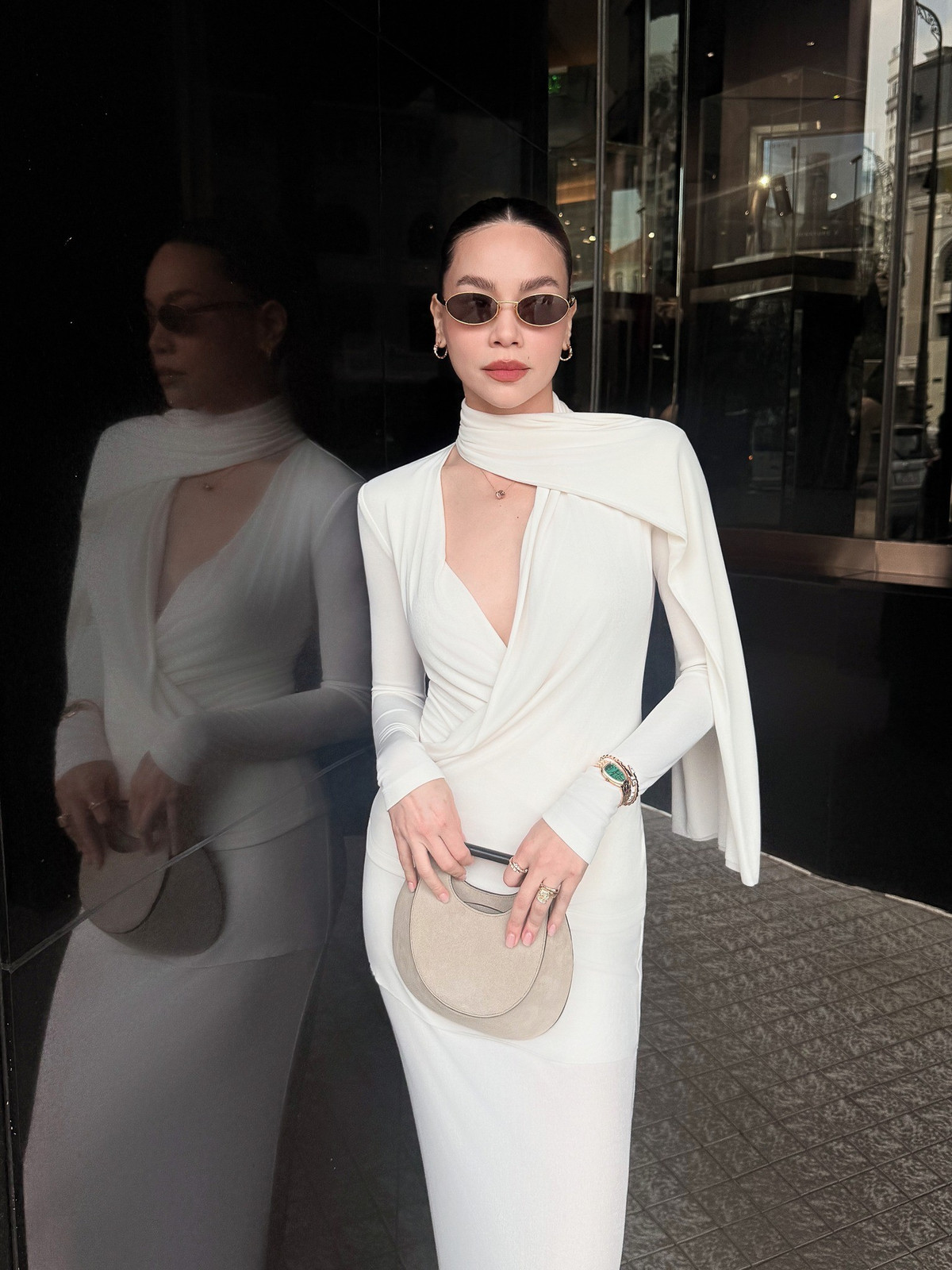 Phần xẻ ngực sâu hoắm trên trang phục của Hồ Ngọc Hà được xử lý khéo léo, vừa đủ để tạo điểm nhấn táo bạo nhưng vẫn giữ được sự thanh lịch, tinh tế.