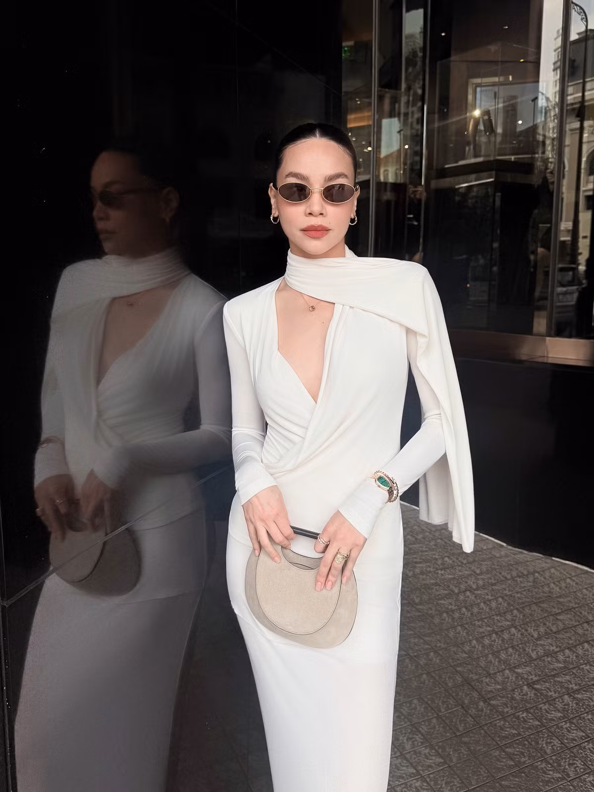 Phần xẻ ngực sâu hoắm trên trang phục của Hồ Ngọc Hà được xử lý khéo léo, vừa đủ để tạo điểm nhấn táo bạo nhưng vẫn giữ được sự thanh lịch, tinh tế.