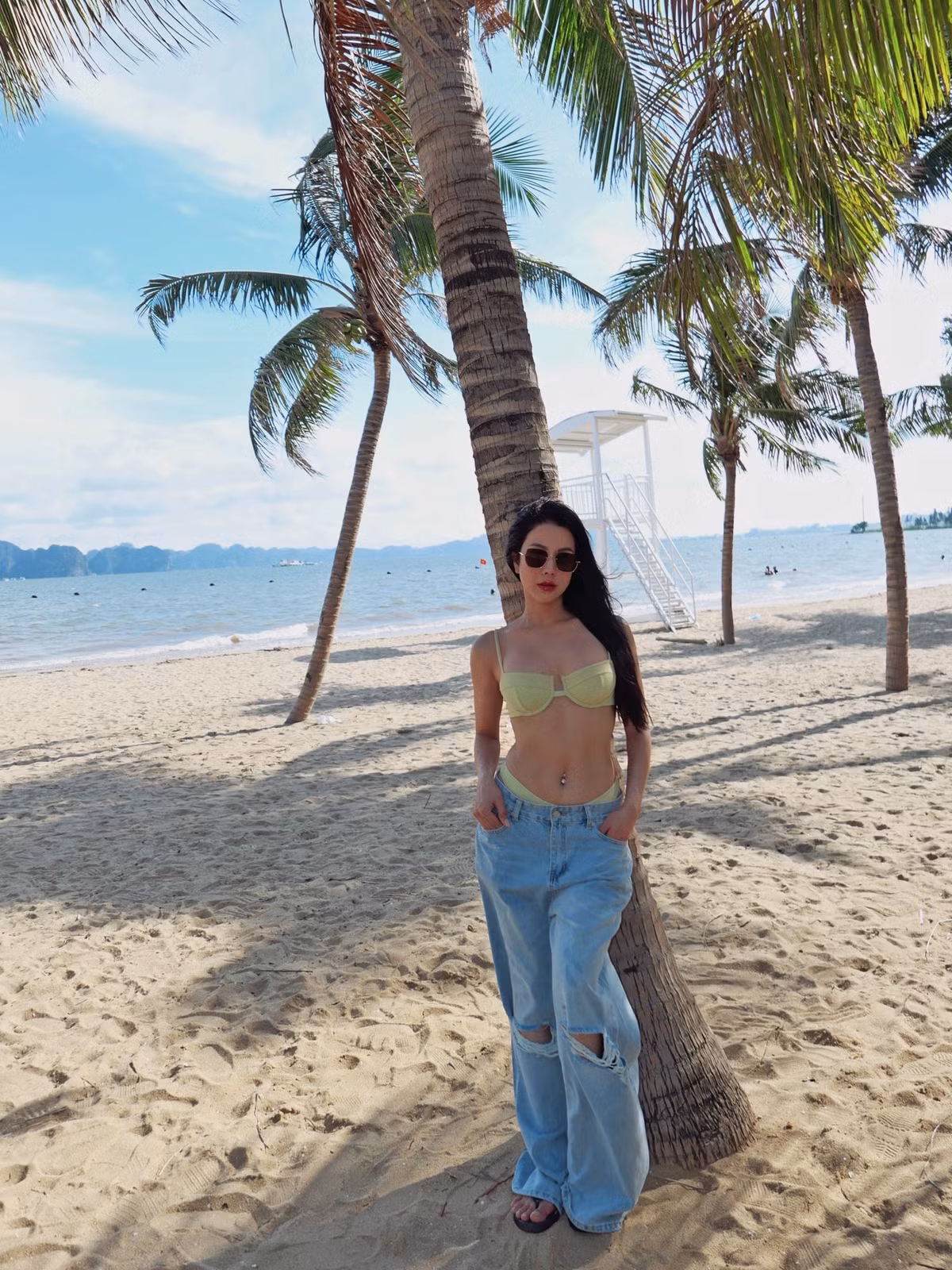 Gu thời trang đời thường của Diệp Lâm Anh cũng được nhận xét trẻ trung hơn từ khi yêu.