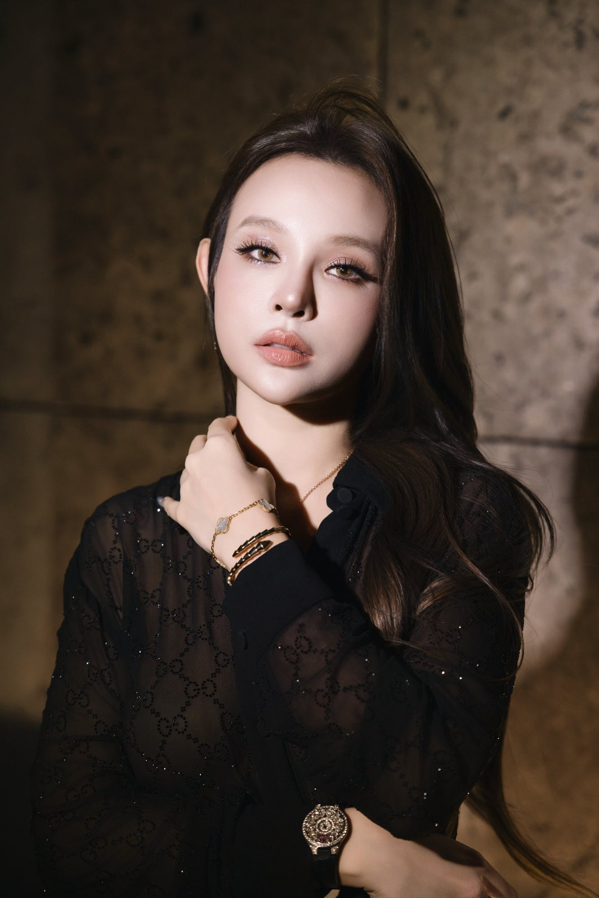 Thiết kế tinh tế này không chỉ khéo léo khoe trọn đôi chân thon dài và làn da trắng mịn không tì vết mà còn vừa đủ sang trọng, tôn dáng, giúp bà mẹ hai con toát lên vẻ quyến rũ, thanh lịch.