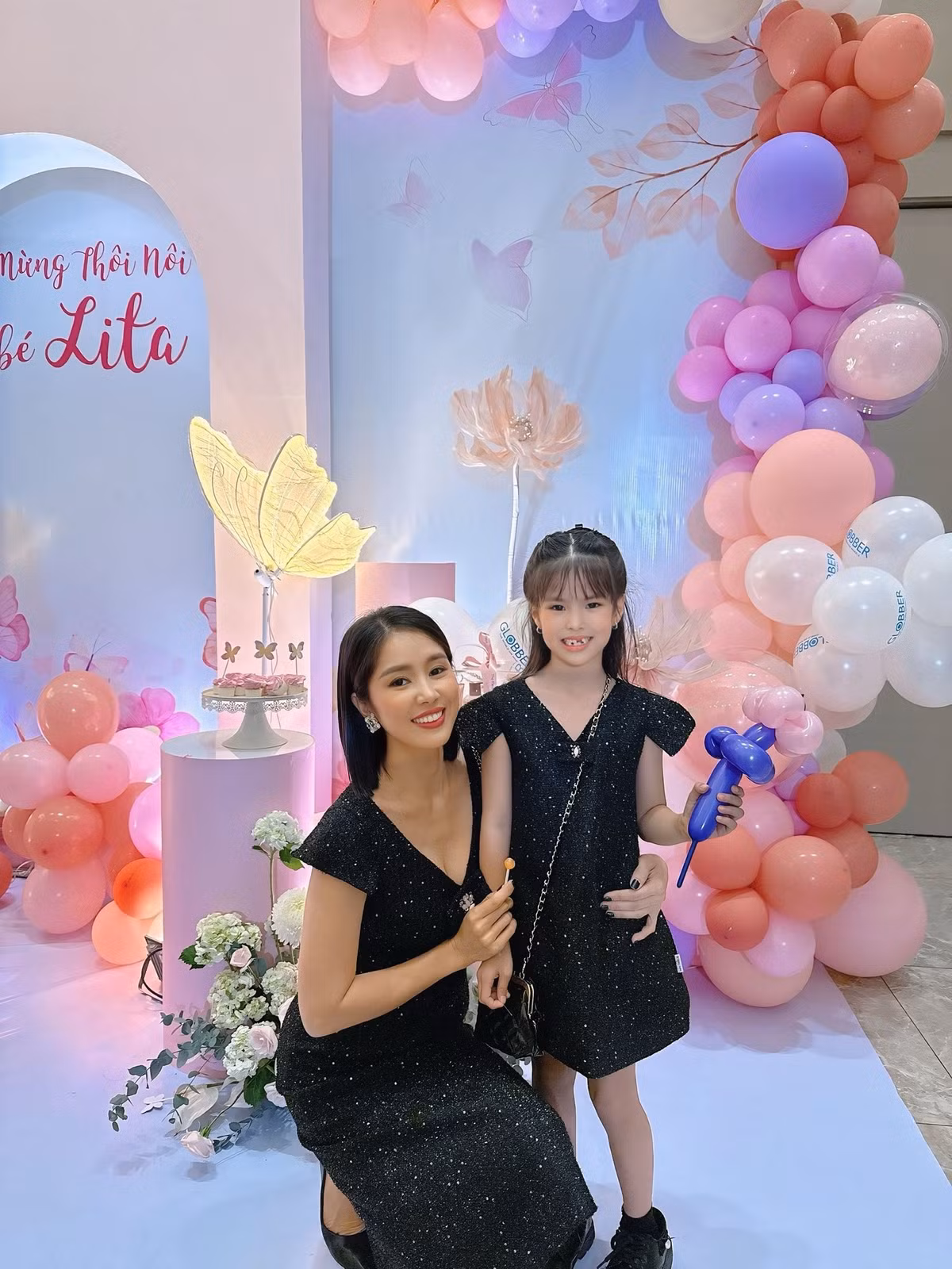 Lê Phương cùng con gái diện váy đôi. Ảnh: FB Lê Phương