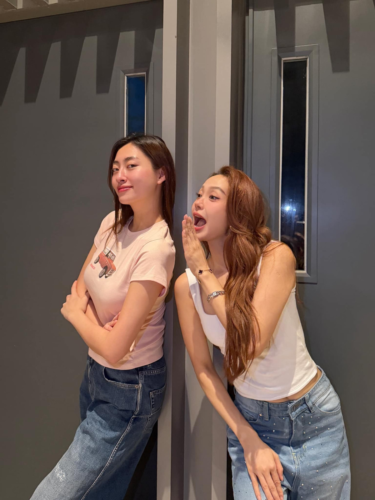 Hoa hậu Lương Thùy Linh tạo dáng nhí nhảnh bên ca sĩ Minh Hằng. Ảnh: FB Lương Thùy Linh