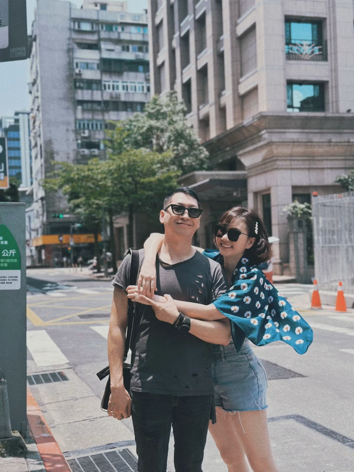 Vợ chồng Hương Giang không ngần ngại trao cho nhau những cử chỉ tình tứ, ánh mắt ấm áp khi sánh bước bên nhau.