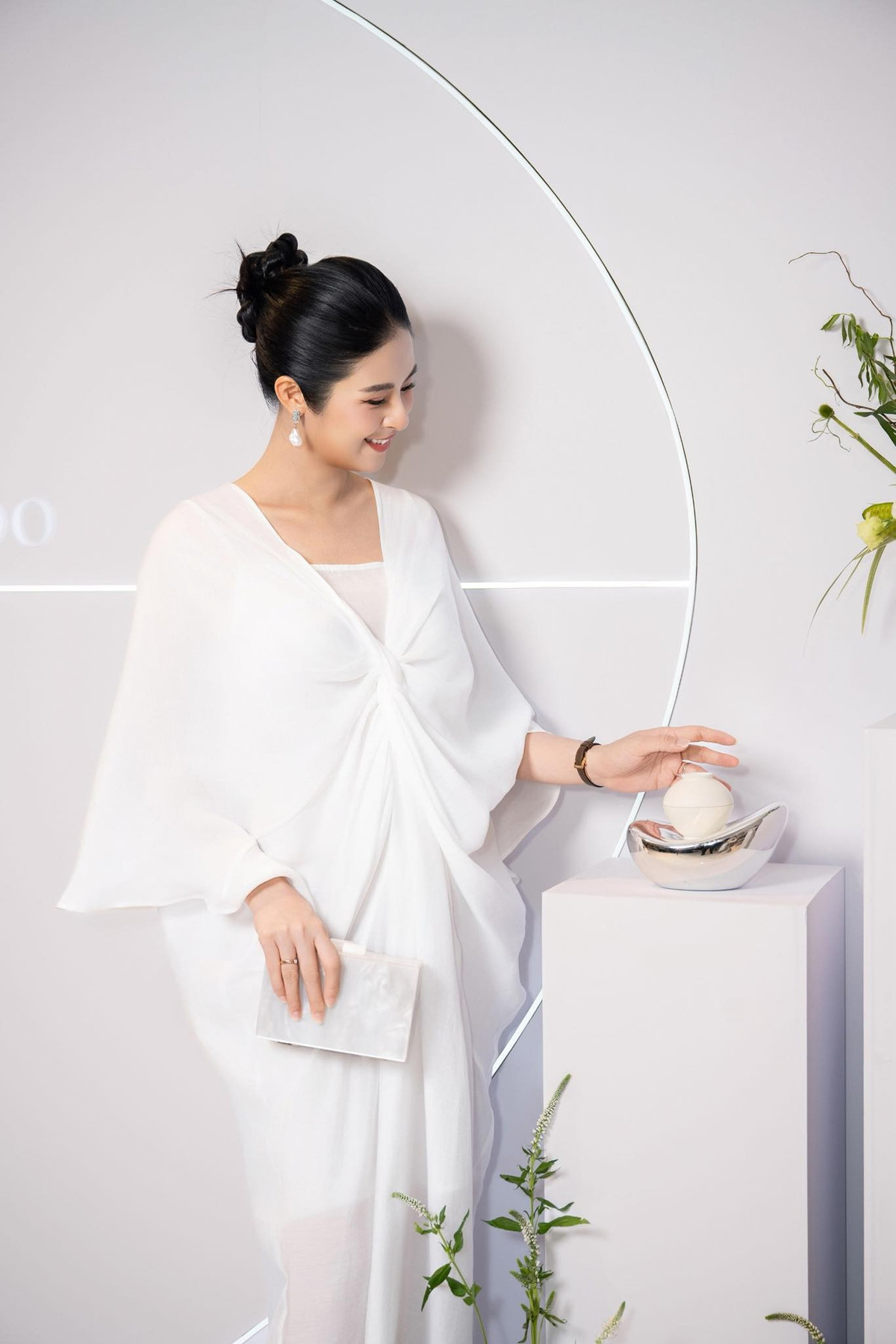 Hoa hậu Ngọc Hân bế bụng bầu ở giai đoạn cuối thai kỳ đi sự kiện. Ảnh: FB Ngoc Han Dang