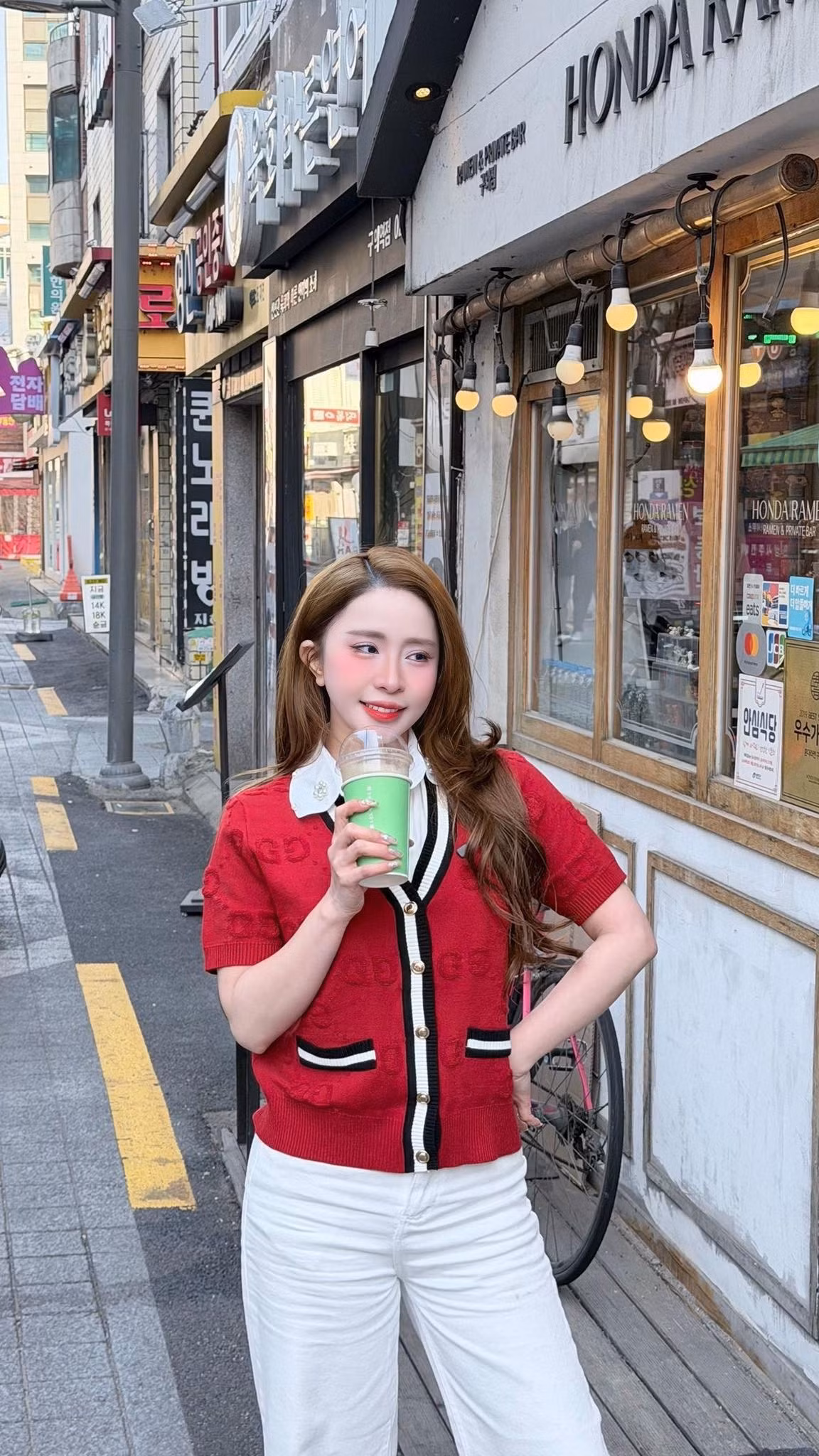 Năm 2019, sau khi công khai ly hôn người mẫu Doãn Tuấn và thực hiện phẫu thuật thẩm mỹ vòng một, Quỳnh Nga trở lại màn ảnh với vai Nhã trong Về Nhà Đi Con. Vai diễn “tiểu tam” sắc sảo, quyến rũ không chỉ gây tranh cãi mà còn giúp cô ghi dấu ấn mạnh mẽ với diện mạo hoàn toàn khác biệt.