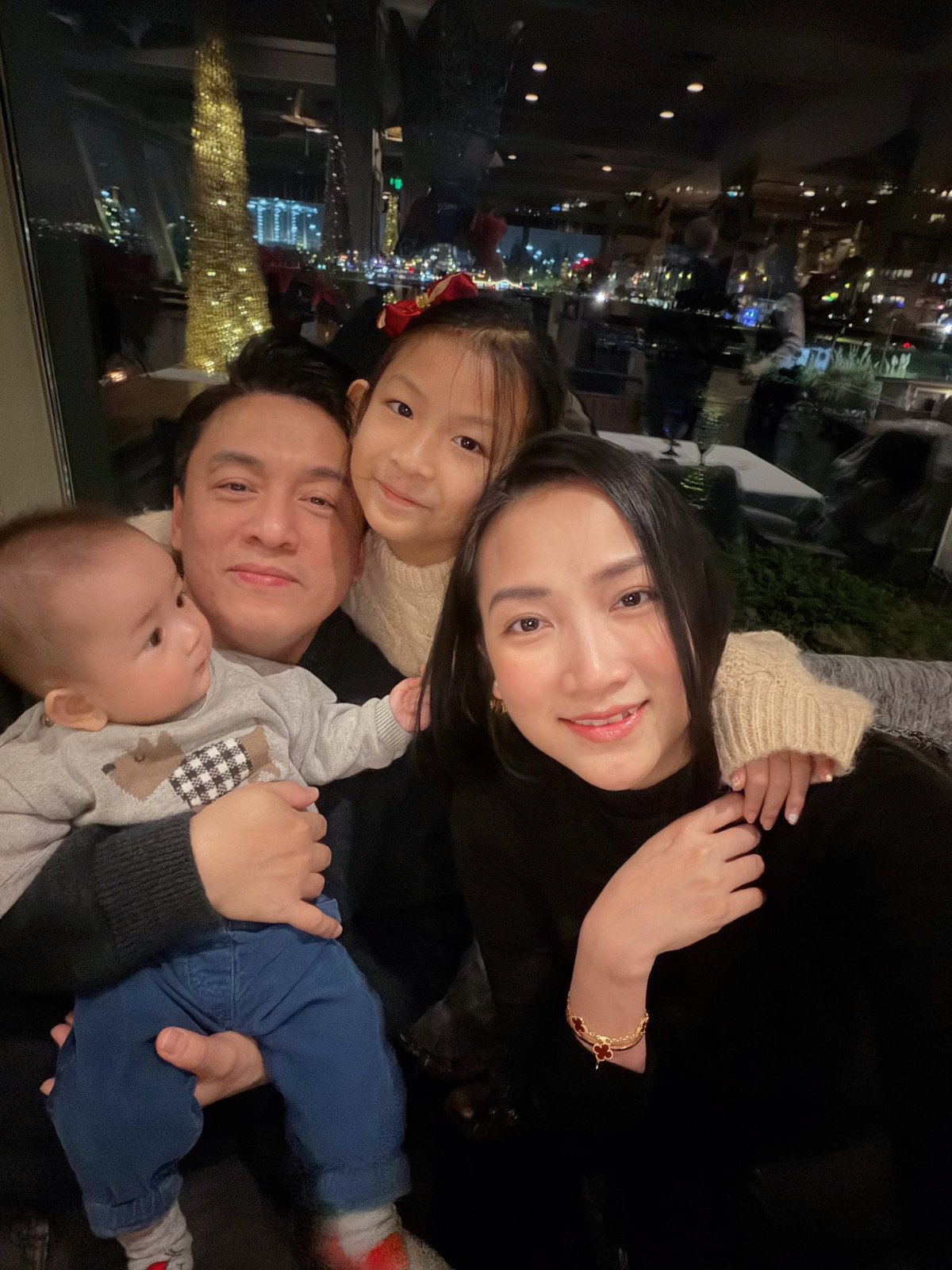 Trong loạt hình ảnh được chia sẻ, gia đình nhỏ của nam ca sĩ toát lên sự hạnh phúc giản dị nhưng đầy viên mãn.