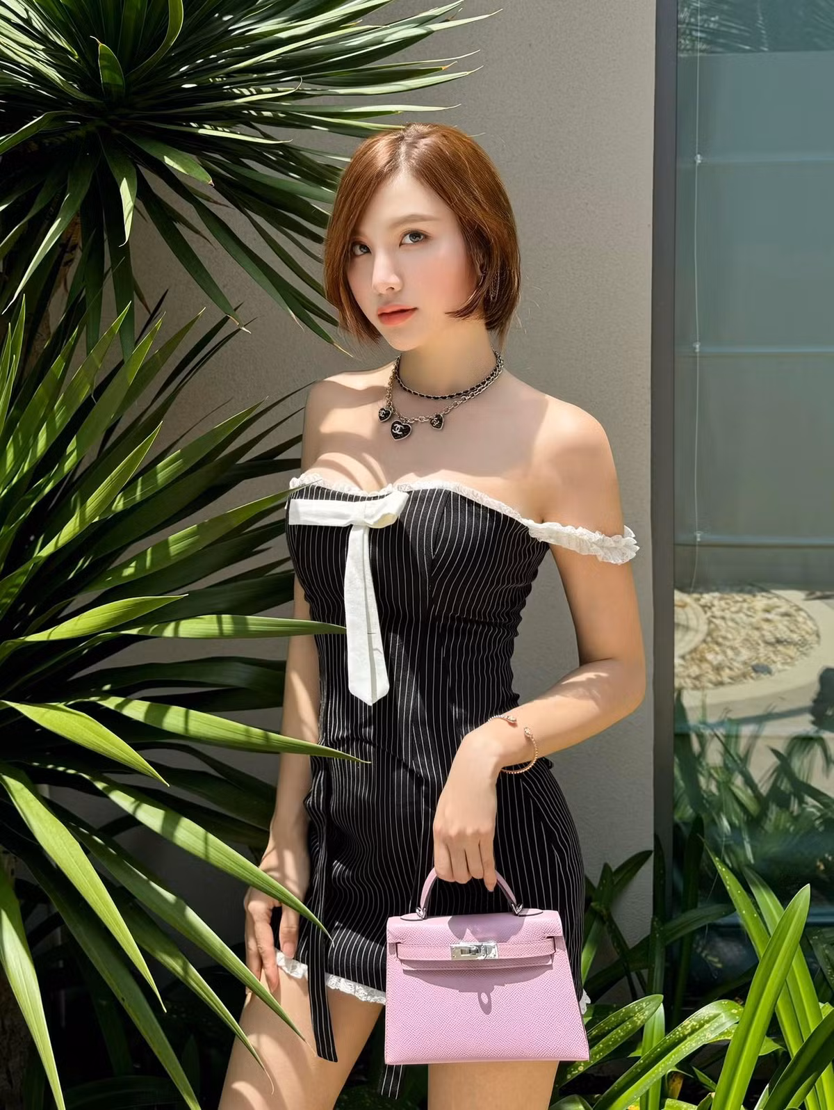 Người đẹp thường mặc khoe bờ vai thon gọn. Ảnh: FB Hạnh Sino