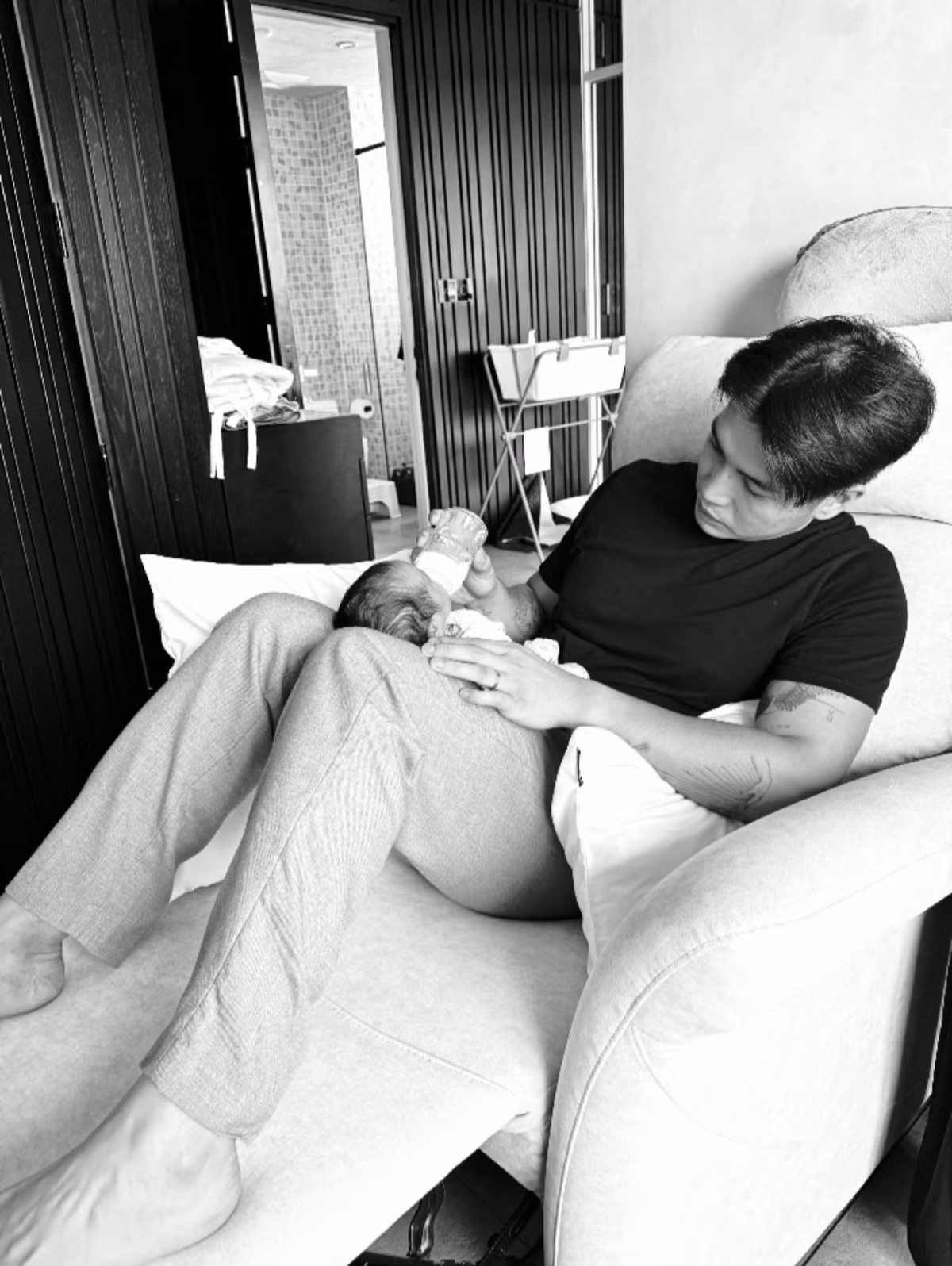 Cặp đôi thường xuyên chia sẻ những khoảnh khắc đời thường giản dị, hỗ trợ nhau trong công việc lẫn cuộc sống.