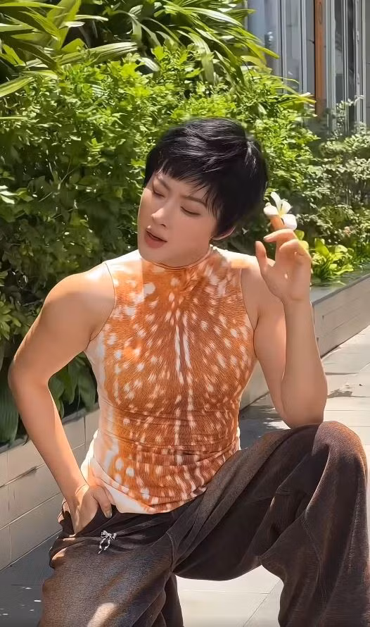 Sự "lột xác" ngoạn mục về ngoại hình của Angela Phương Trinh đang là chủ đề nóng trên các diễn đàn. Ảnh: Chụp màn hình