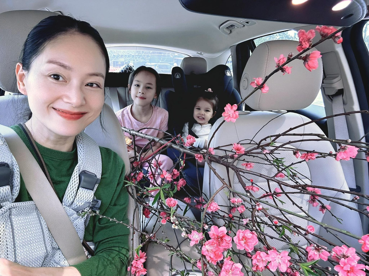 Mỗi ngày của cô đều diễn ra với cường độ cao, từ việc chăm lo sinh hoạt thường nhật như ăn uống, tắm rửa, đưa đón đi học đến dành thời gian chơi cùng con sau giờ học hay vào những ngày nghỉ.