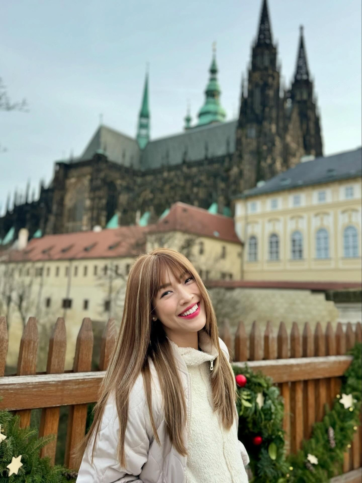 MC Hoàng Oanh tận hưởng không khí mùa đông trong chuyến du lịch đến Cộng hòa Czech. Ảnh: FB Vu Ngoc Hoang Oanh