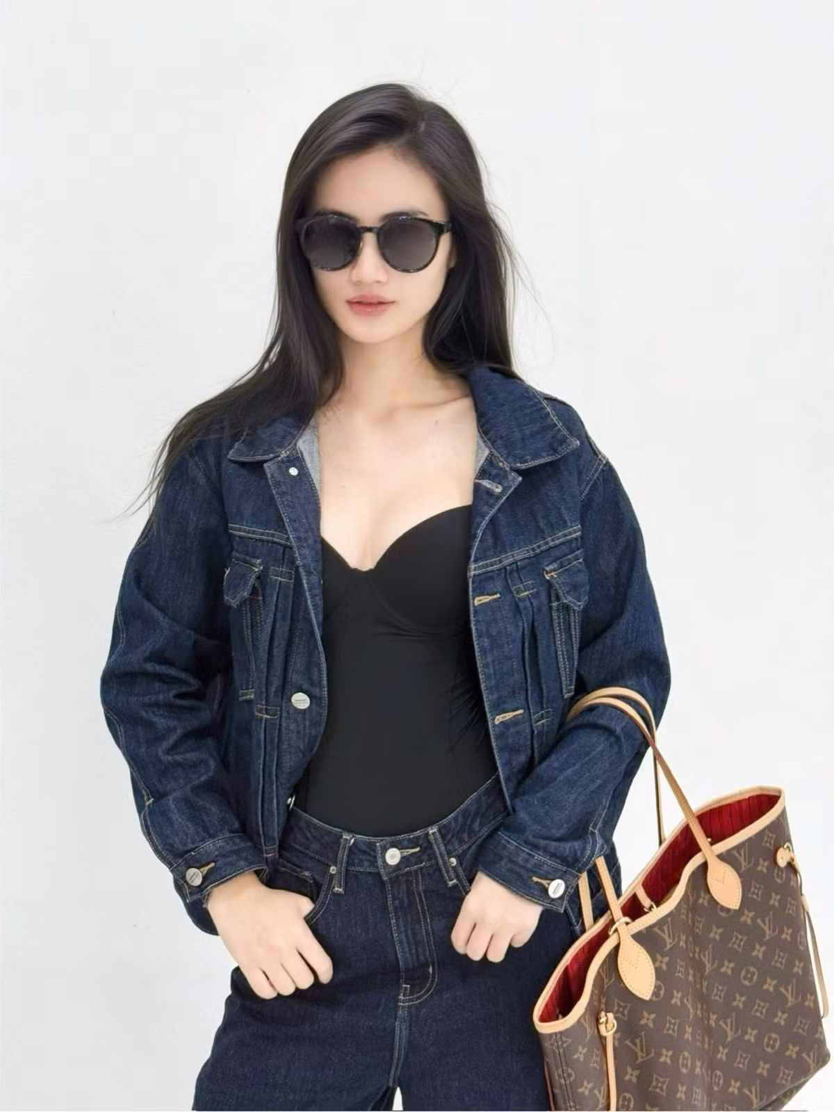 Hoa hậu Ý Nhi diện outfit năng động, cá tính khởi đầu cho một ngày mới. Ảnh: FB Huỳnh Trần Ý Nhi