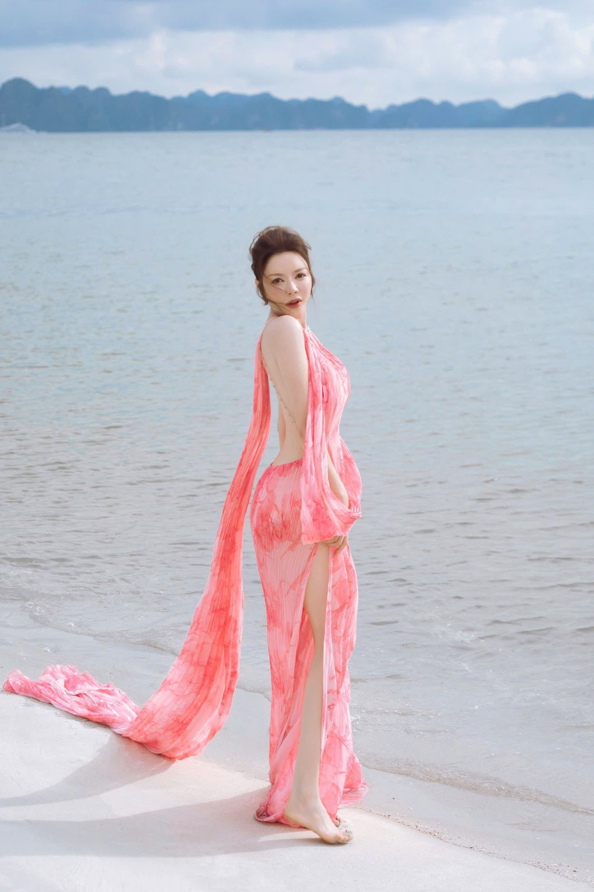 Điểm nhấn của bộ trang phục chính là phần lưng được khoét sâu, hở trọn, tôn lên vẻ gợi cảm hút hồn của Lý Nhã Kỳ. Ảnh: FB Ly Nha Ky