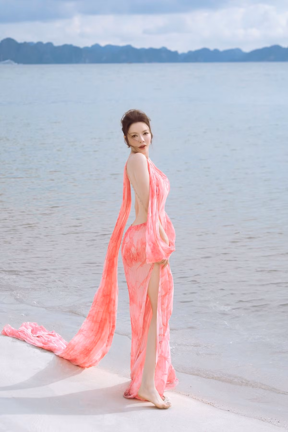 Điểm nhấn của bộ trang phục chính là phần lưng được khoét sâu, hở trọn, tôn lên vẻ gợi cảm hút hồn của Lý Nhã Kỳ. Ảnh: FB Ly Nha Ky