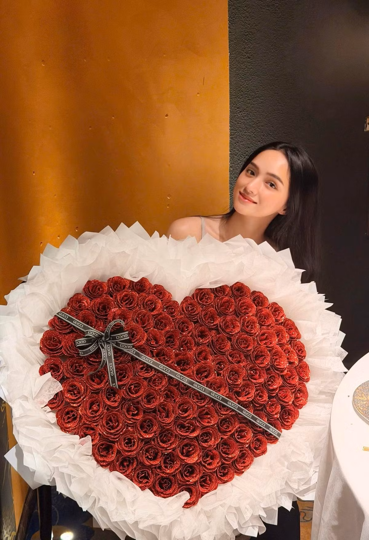 Hoa hậu Hương Giang chụp cùng bó hoa hồng kết hình trái tim cực lớn. Ảnh: FB Nguyễn Hương Giang