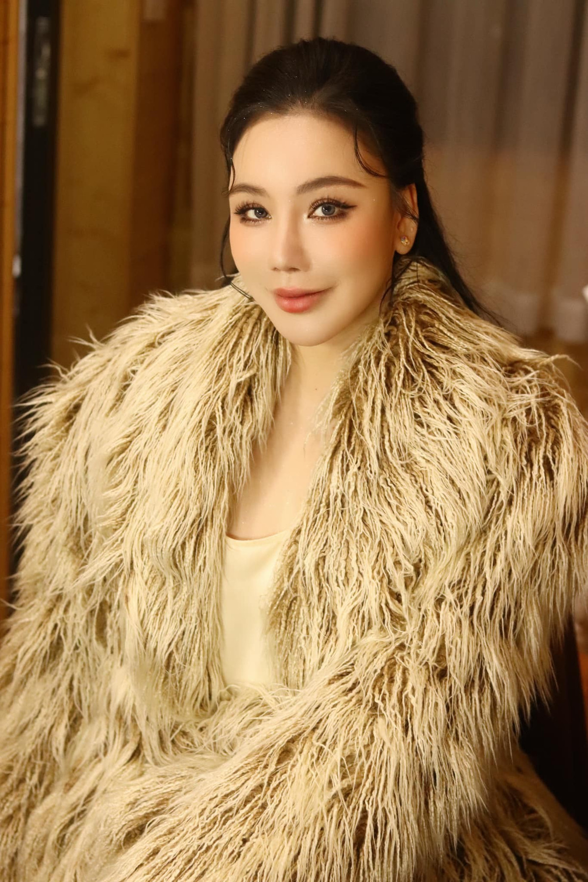 Ở tuổi ngoài 40, Hồ Quỳnh Hương vẫn giữ được vóc dáng gọn gàng, thon thả nhờ ăn chay lành mạnh. Tuy nhiên, nhan sắc của cô lại ngày càng khác lạ. Ảnh: FB Hồ Quỳnh Hương