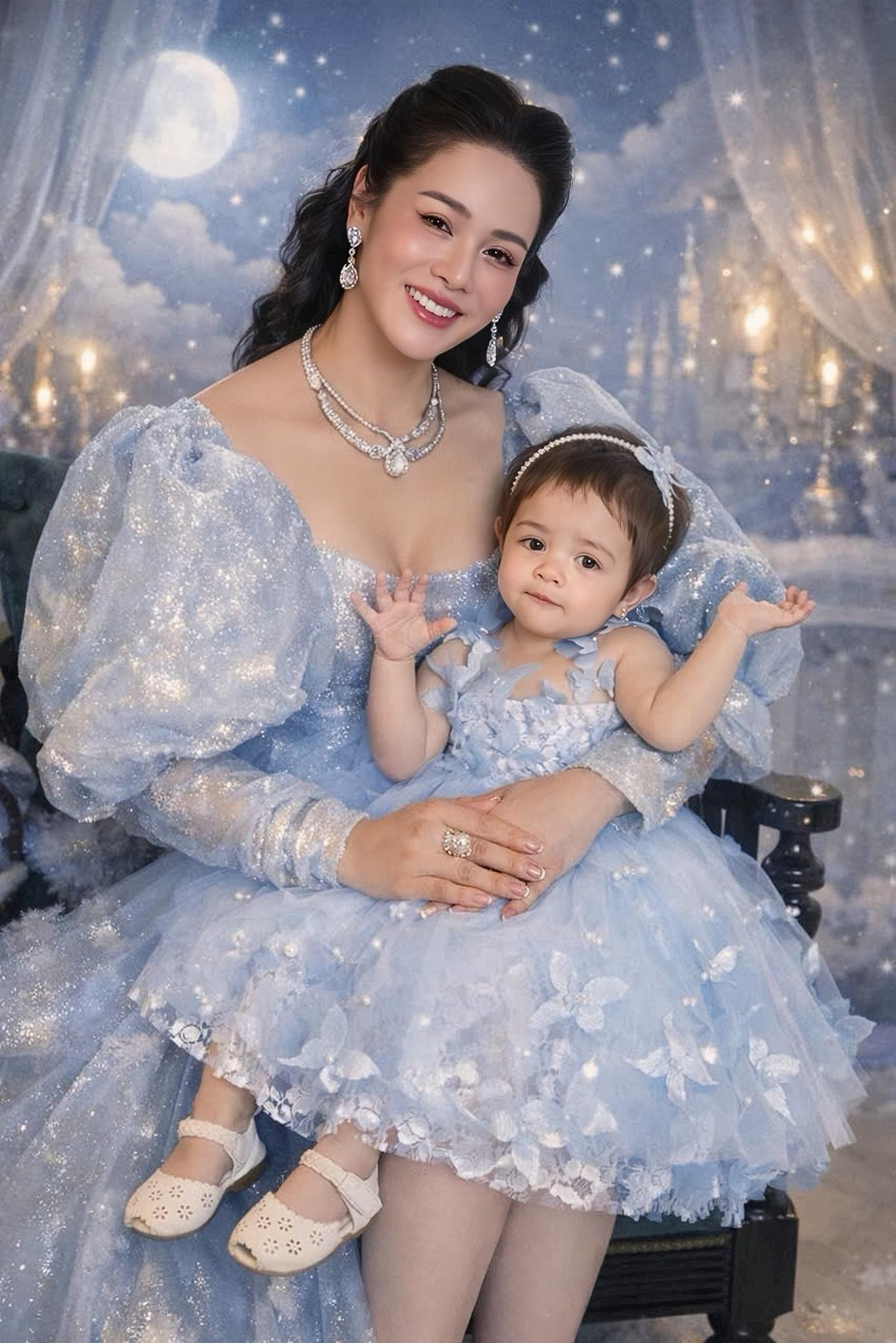 Ca sĩ Nhật Kim Anh và con gái cưng diện đầm dạ hội chụp hình phong cách quý tộc. Ảnh: FB Nhật Kim Anh