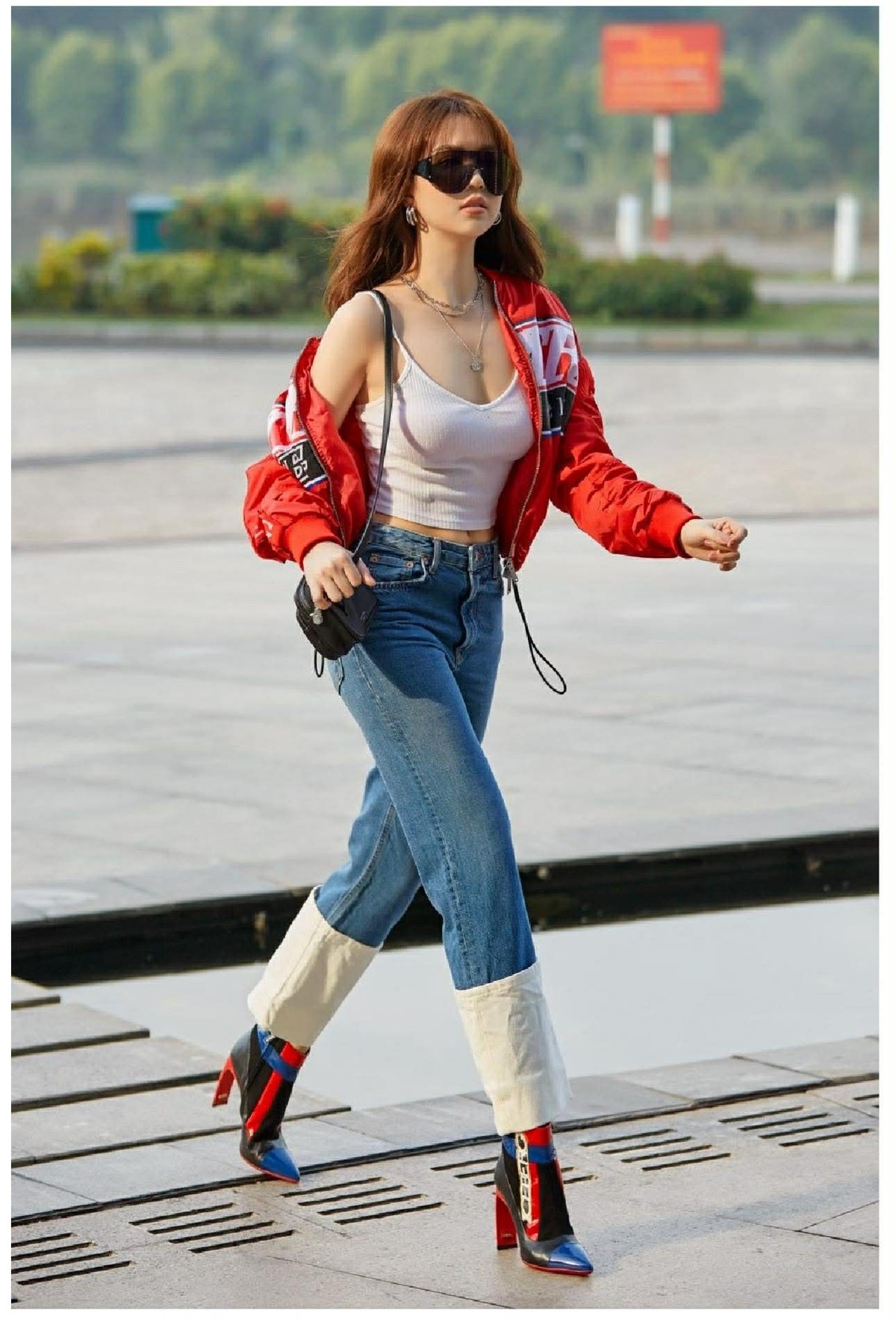 “Trạm tỷ” là khái niệm mới nhưng tinh thần thì không hề xa lạ: dàn dựng một buổi chụp ảnh ngẫu hứng tại nơi công cộng, tạo cảm giác tự nhiên như khoảnh khắc vô tình lọt vào ống kính. Điều khiến trào lưu này hấp dẫn là trải nghiệm “làm thần tượng” – nơi bất kỳ ai cũng có thể trở thành tâm điểm chỉ bằng một bước đi, một outfit đủ khí chất.