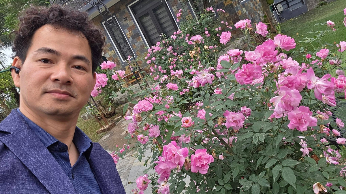 Cục trưởng Xuân Bắc tiết lộ thú vui đặc biệt là được trồng hoa và tự tay cắt tỉa để ngắm vào dịp Tết. Ảnh: FB Nguyễn Xuân Bắc