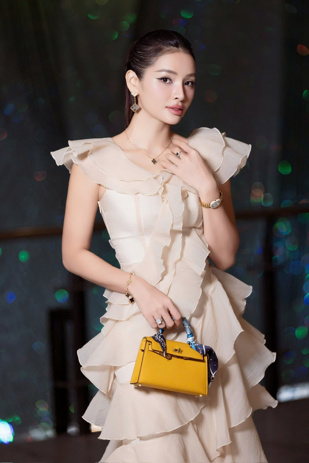 "Đàn bà đẹp không phải để hơn ai… mà để nhắc chính mình rằng ta xứng đáng với những điều lấp lánh nhất!", Phương Trinh Jolie chiêm nghiệm. Ảnh: FB Phương Trinh Jolie