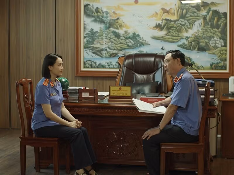 Tuy nhiên, nhiều khán giả cho rằng Hồng Diễm “vẫn hiền như thường lệ”, gương mặt và phong thái chưa thể hiện đủ độ cứng rắn, lạnh lùng của một người làm nghề kiểm sát.