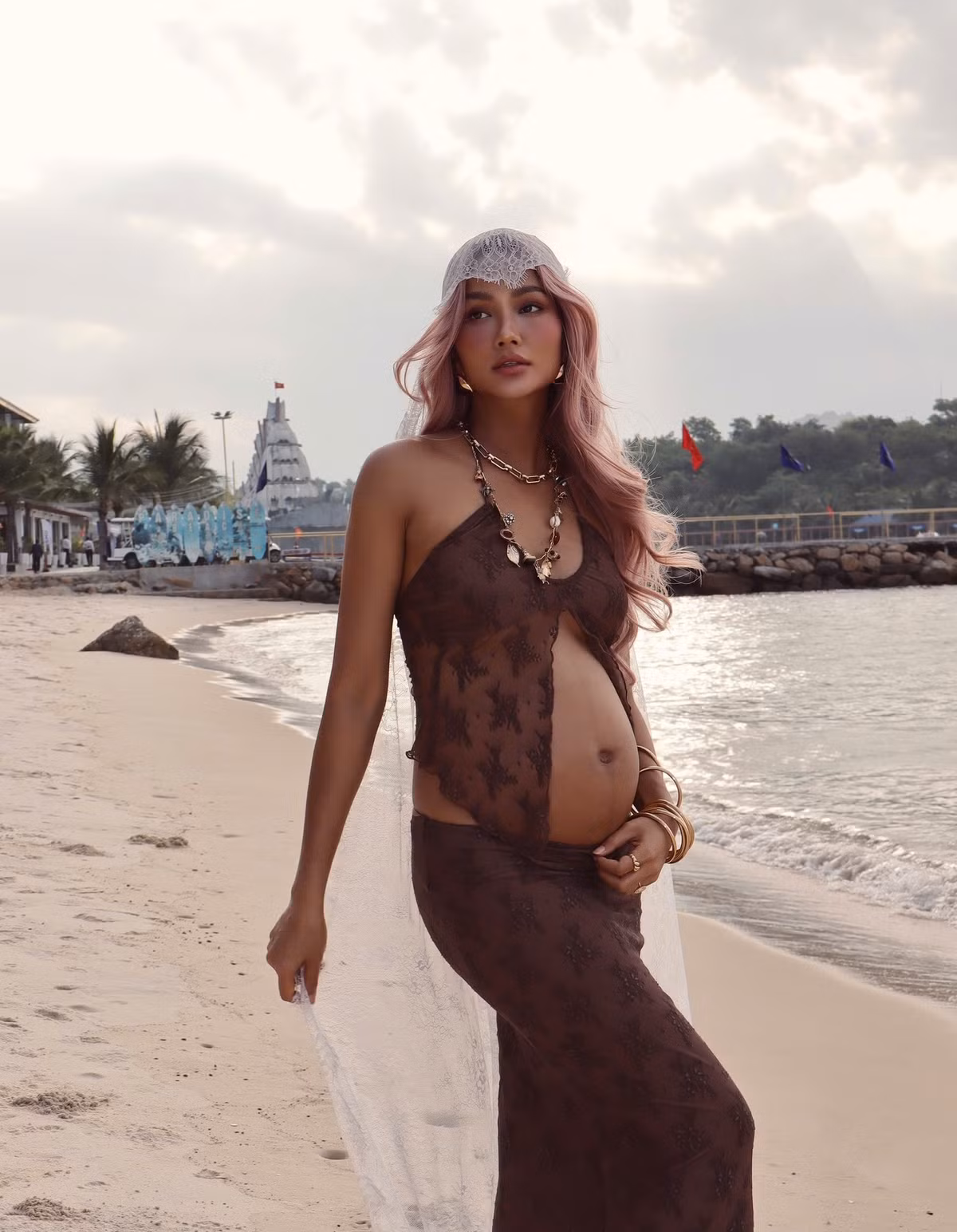 Ở những tháng cuối thai kỳ, H'Hen Niê tự tin diện trang phục gợi cảm, có khi là bikini táo bạo. Ảnh: FB H'Hen Niê