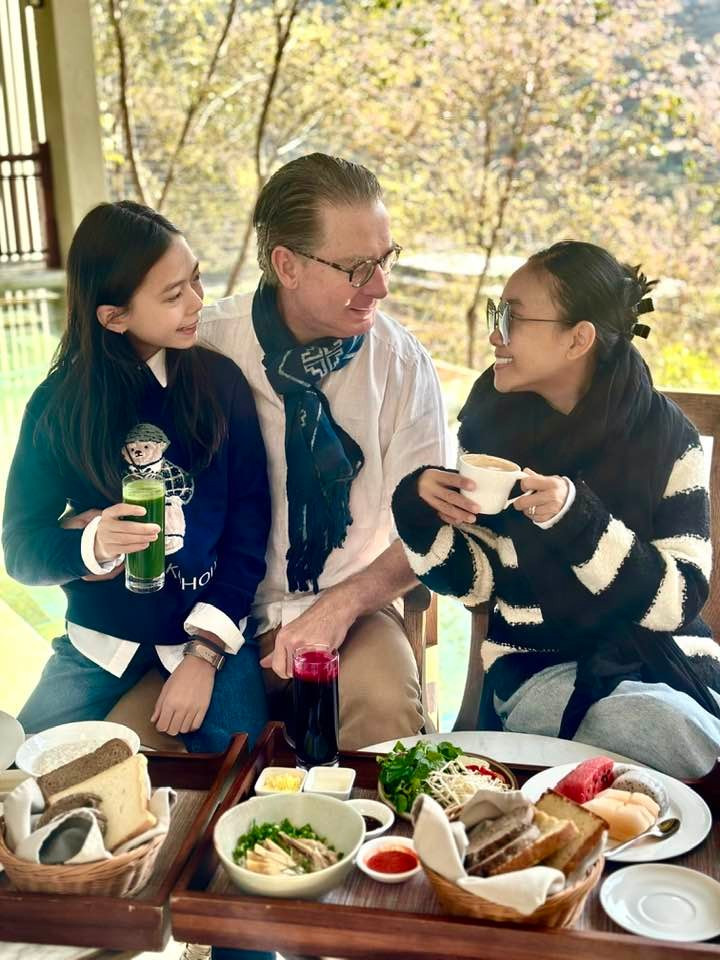 Gia đình Đoan Trang tạm gác công việc, dành thời gian nghỉ dưỡng cùng nhau để mừng sinh nhật ông xã Johan. Ảnh: FB Doan Trang