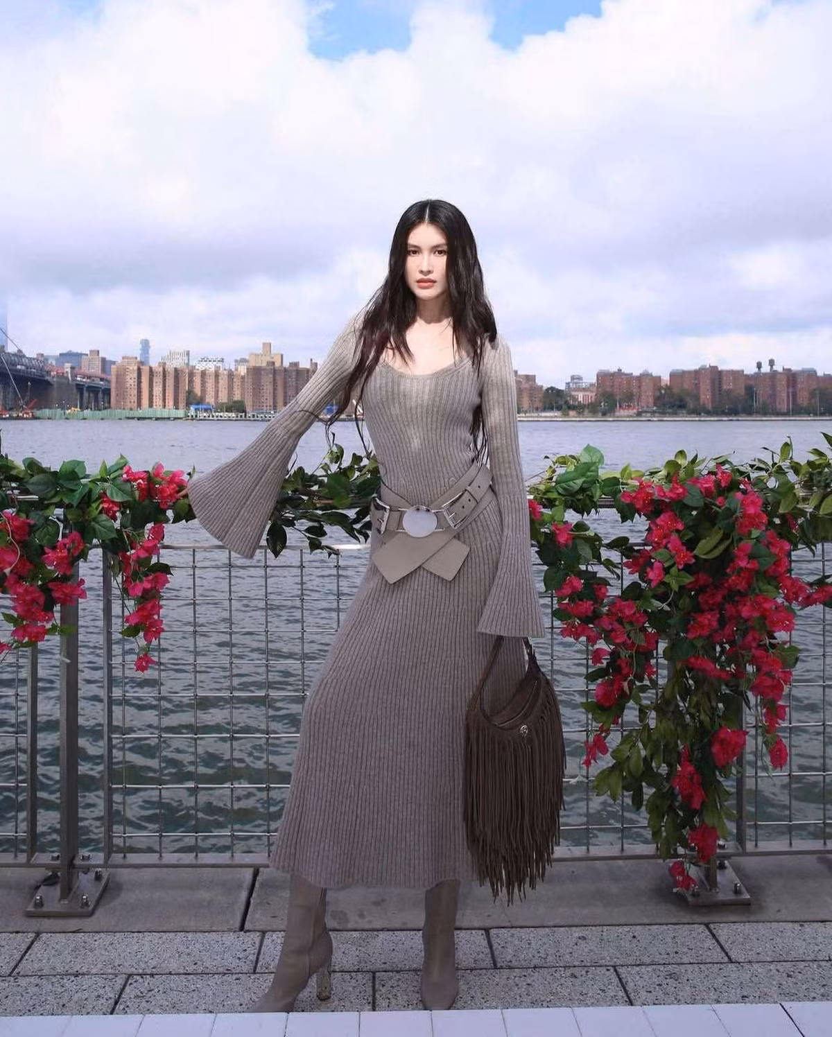 Vốn từng là một trong bốn siêu mẫu Trung Quốc hiếm hoi sải bước trên sàn diễn nội y danh tiếng Victoria's Secret, Hà Tuệ luôn nổi bật với thân hình “bốc lửa”.