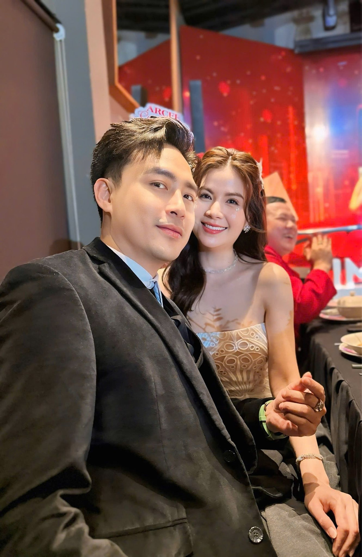 Vợ chồng Thanh Duy - Kha Ly sánh đôi đi tiệc tất niên. Ảnh: FB Lại Thị Kha Ly