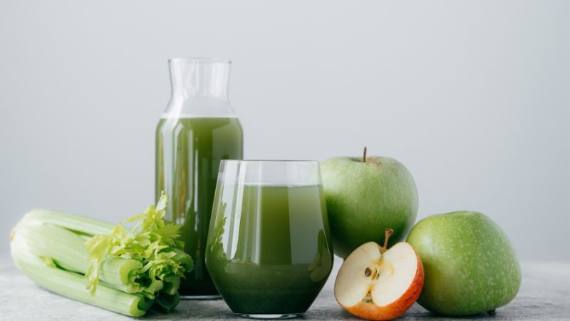 Cần tây chứa nhiều kali cùng hợp chất phthalide giúp thư giãn mạch máu. Điều này góp phần giảm huyết áp và hỗ trợ kiểm soát cholesterol xấu trong cơ thể.